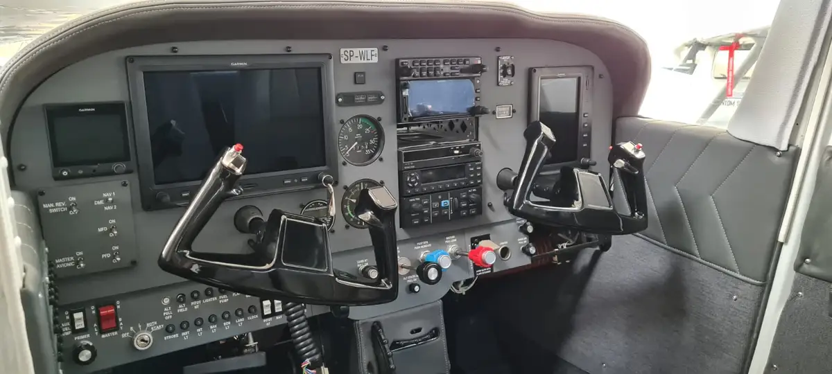 Photo from PL.ATO.070 — Navcom Systems Fly's website